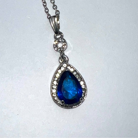 Beautiful Blue & White Crystal Necklace & Earrings set - Picture 3 of 7